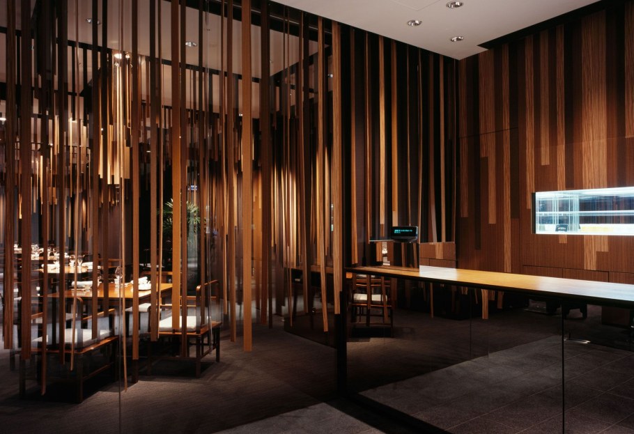 Деревянные перегородки в ресторане