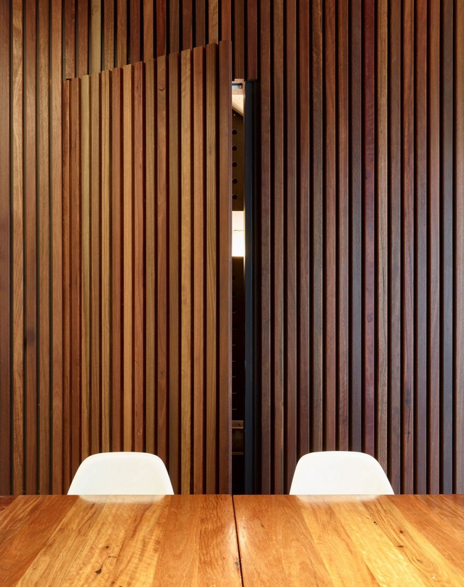 Скрытая дверь с рейками