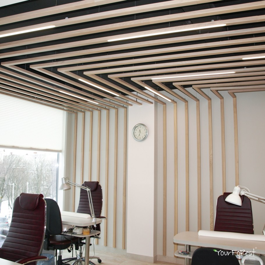 Декор потолка рейками