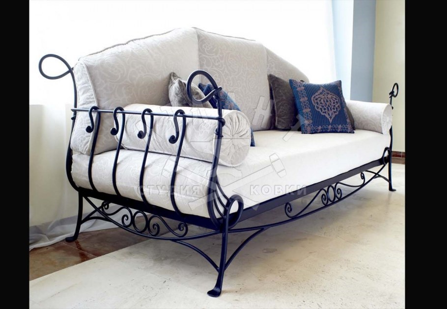 Кованая кушетка в интерьере