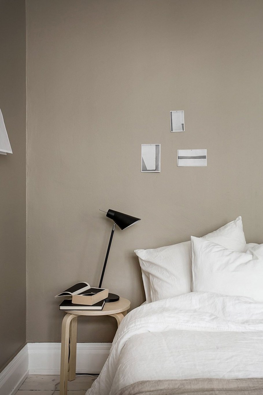 Однотонная стена