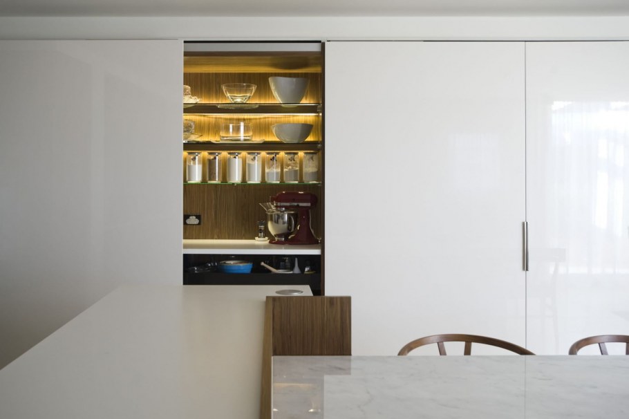 Шкафы невидимки в интерьере