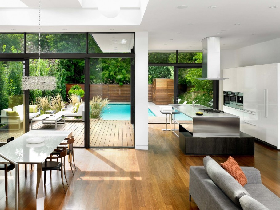 Кухня гостиная с большими окнами