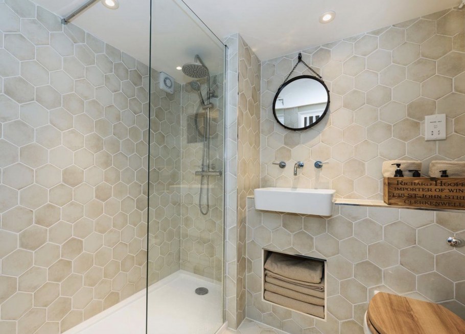 Ванная комната с душевой из плитки