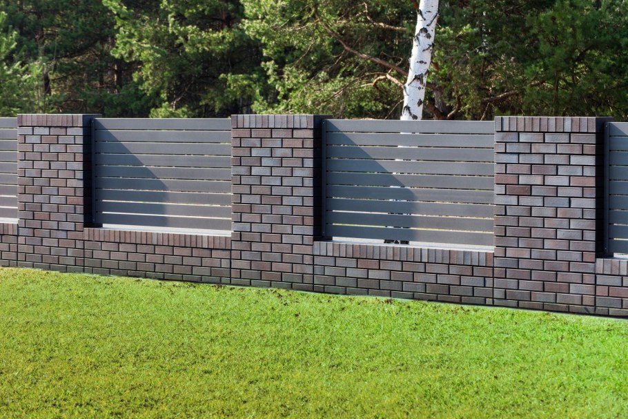 Современный забор из кирпича