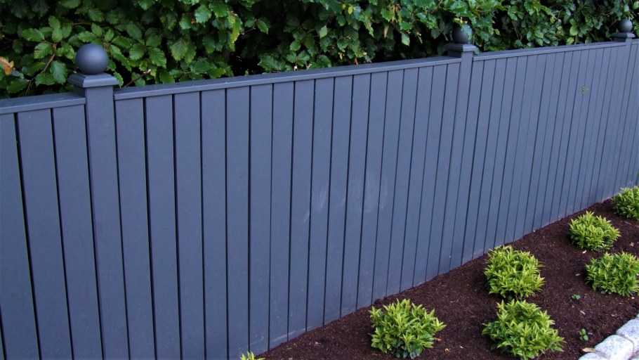 Забор серого цвета