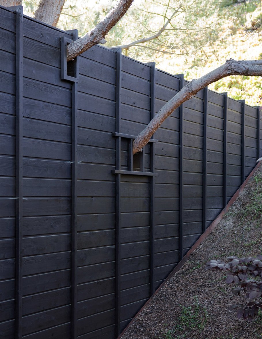Черный деревянный забор