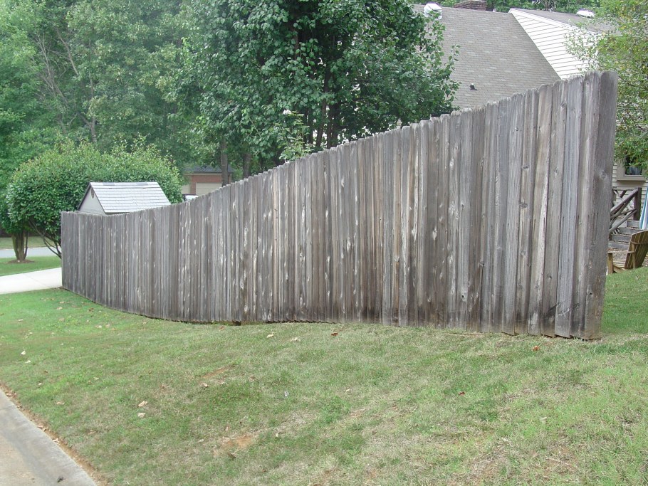 Серый забор из дерева