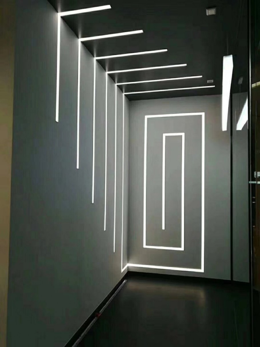 Светодиодные полоски на стене лестницы