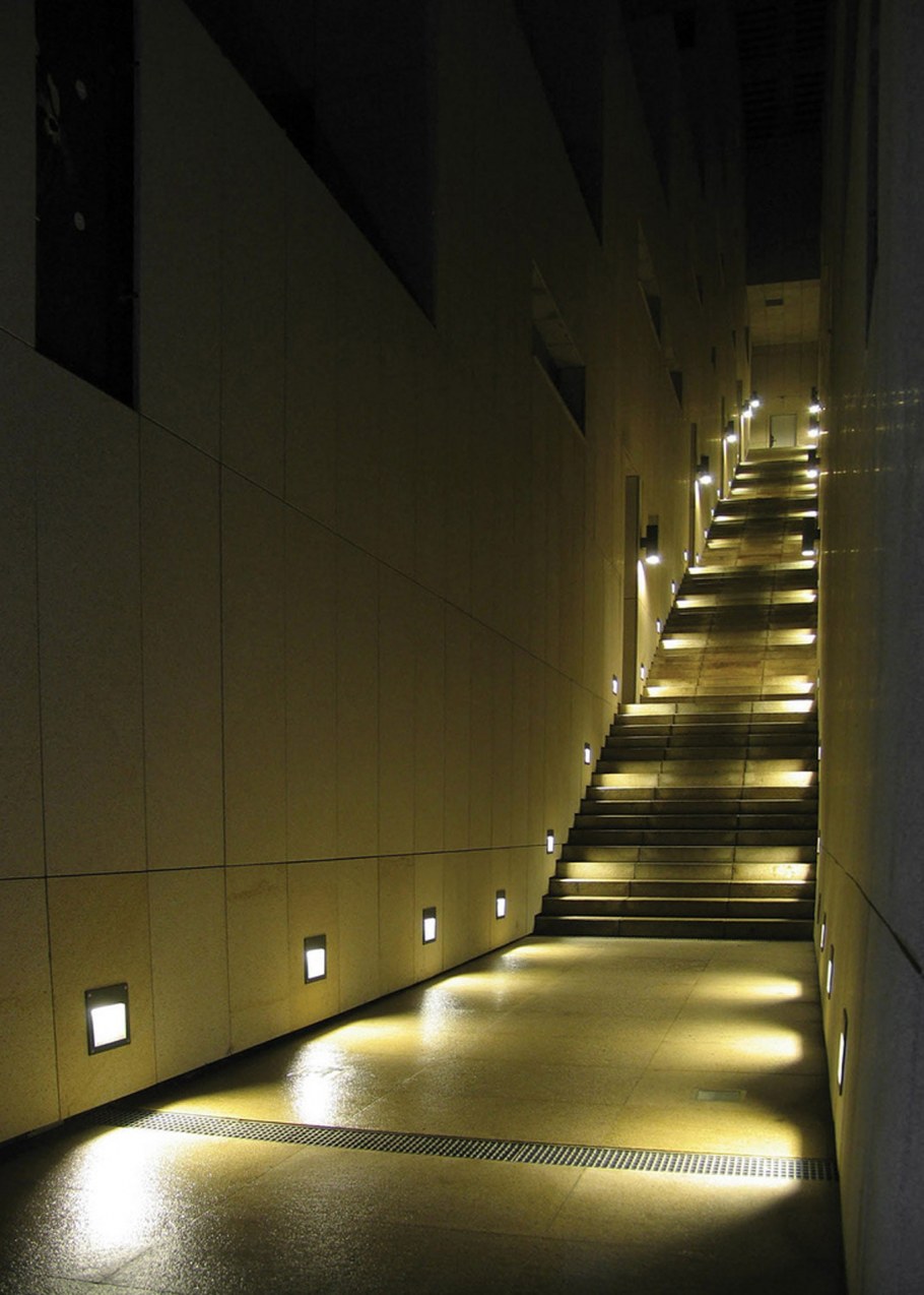 Светильники встроенные в стену