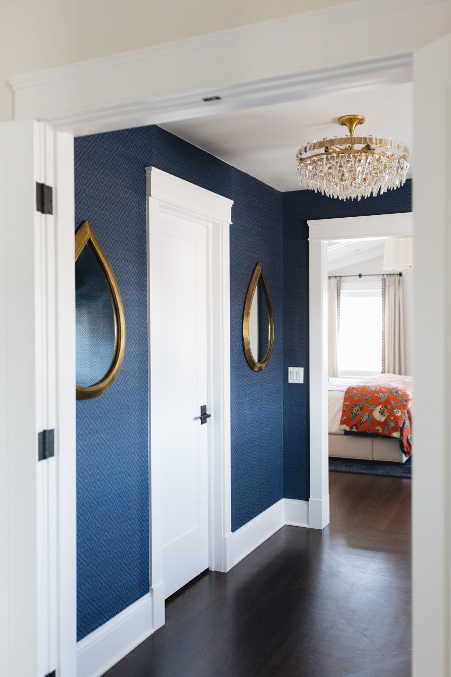 Синие стены в коридоре