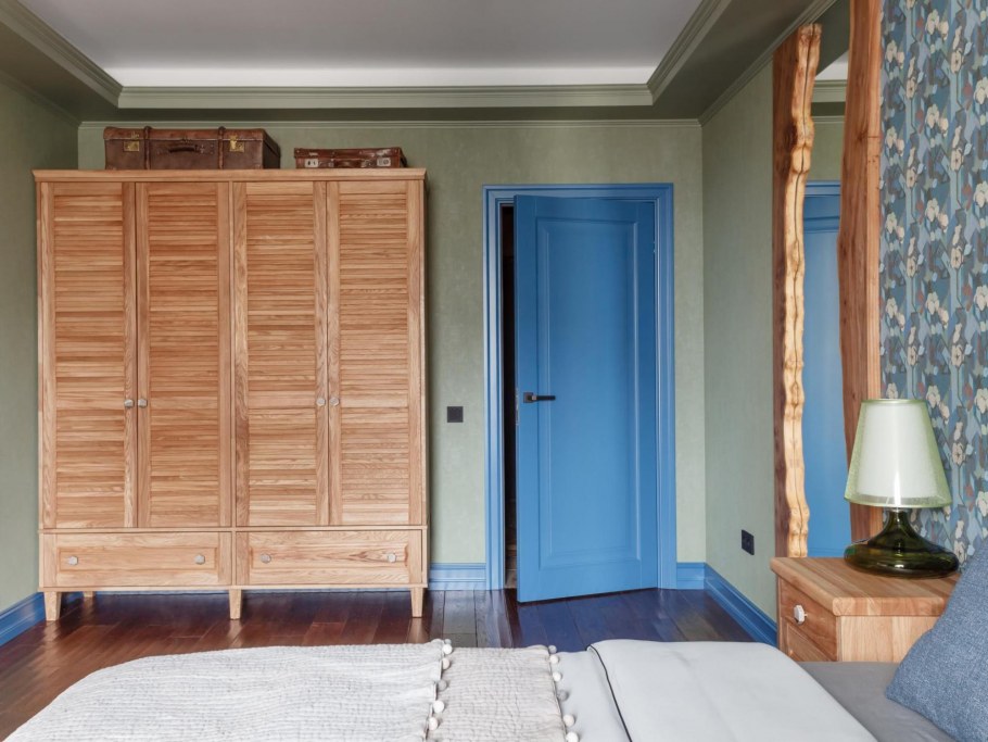 Яркие двери в интерьере