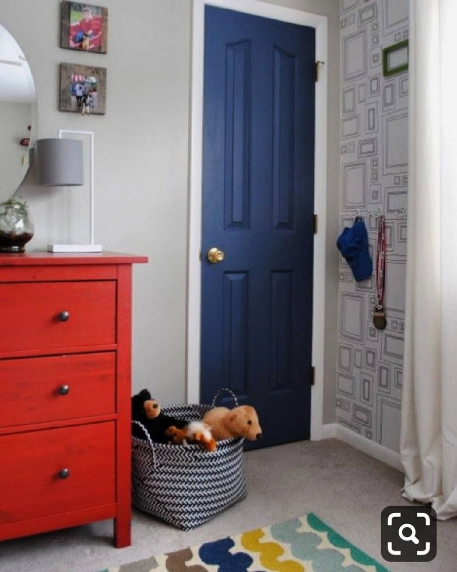 Голубые двери в интерьере