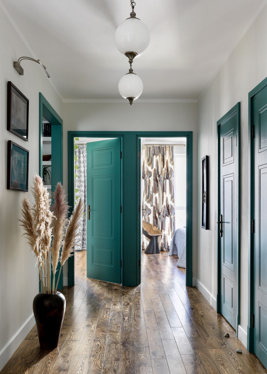 Зеленые двери в интерьере