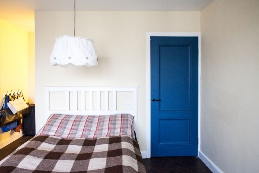 Голубые двери в интерьере