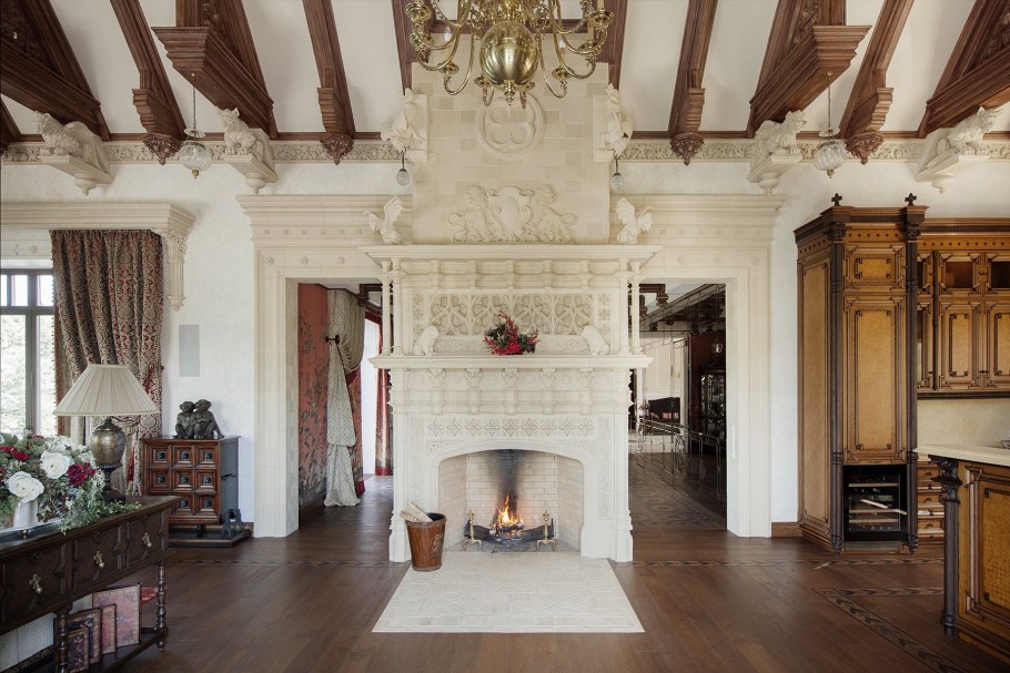 Интерьер в викторианском стиле с каминов в1675 года