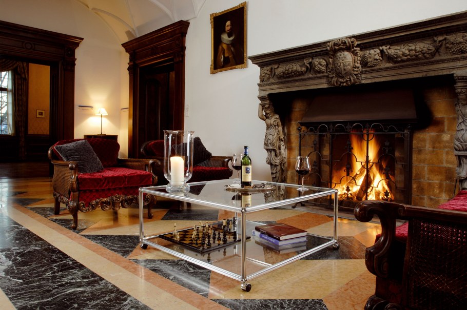 Большой камин в интерьере