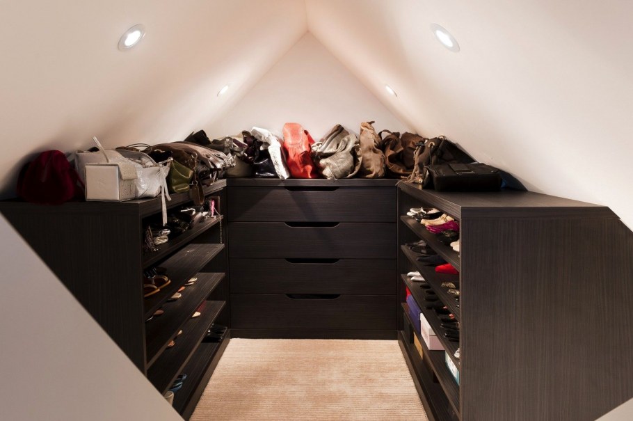 Стеллажи для гардеробной на мансарде