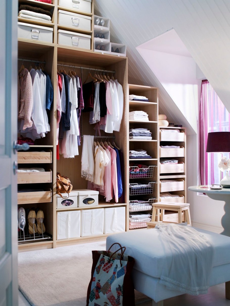 Гардеробная под мансардной крышей