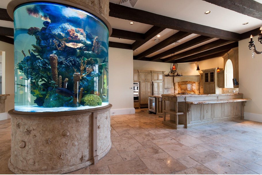 Большой аквариум в интерьере