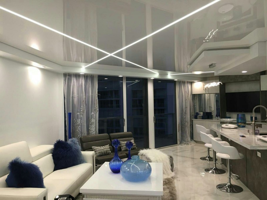 Потолок световые линии в гостиной