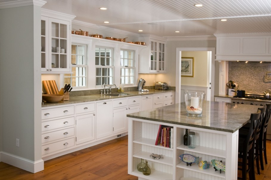 Кухня со столом посередине