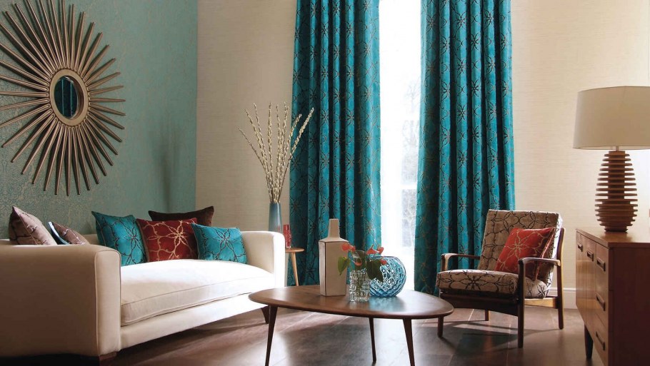 Комната с бирюзовыми шторами