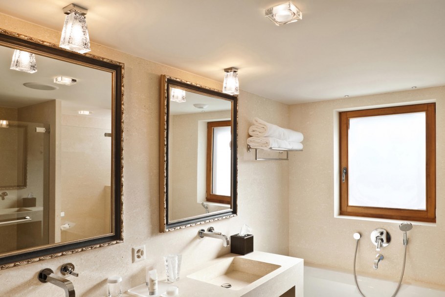 Светильники в ванную комнату на стену