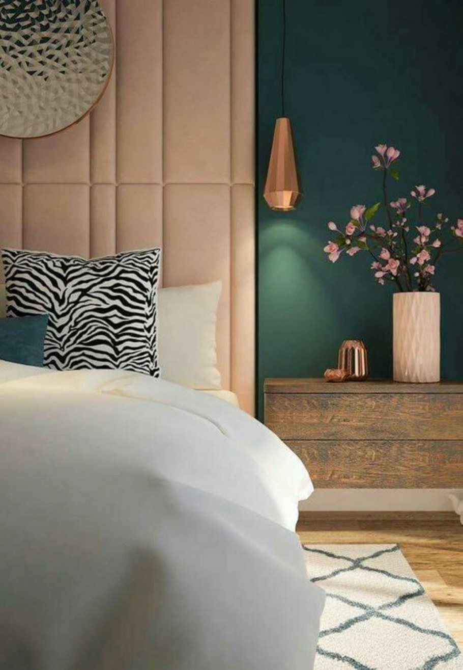 Изголовье кровати в спальне