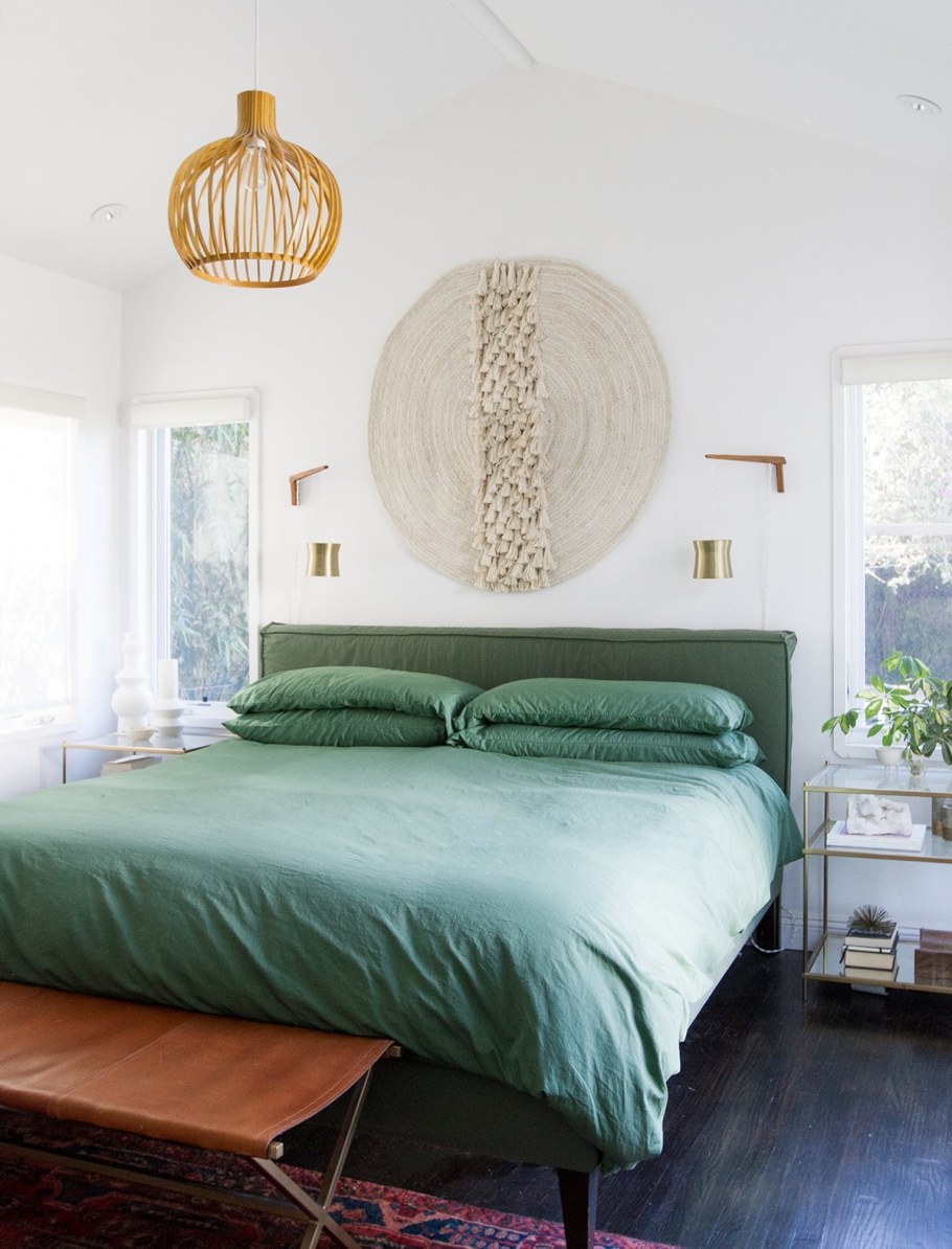 Зеленая кровать в интерьере