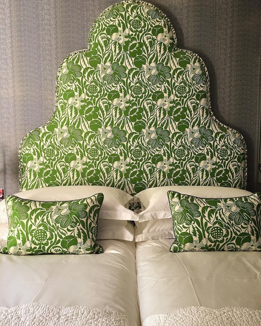 Кровать с зеленым изголовьем в интерьере