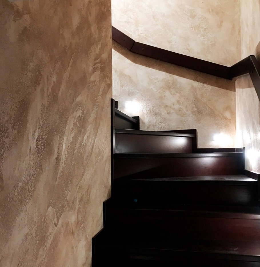 Венецианская штукатурка травертин в коридоре