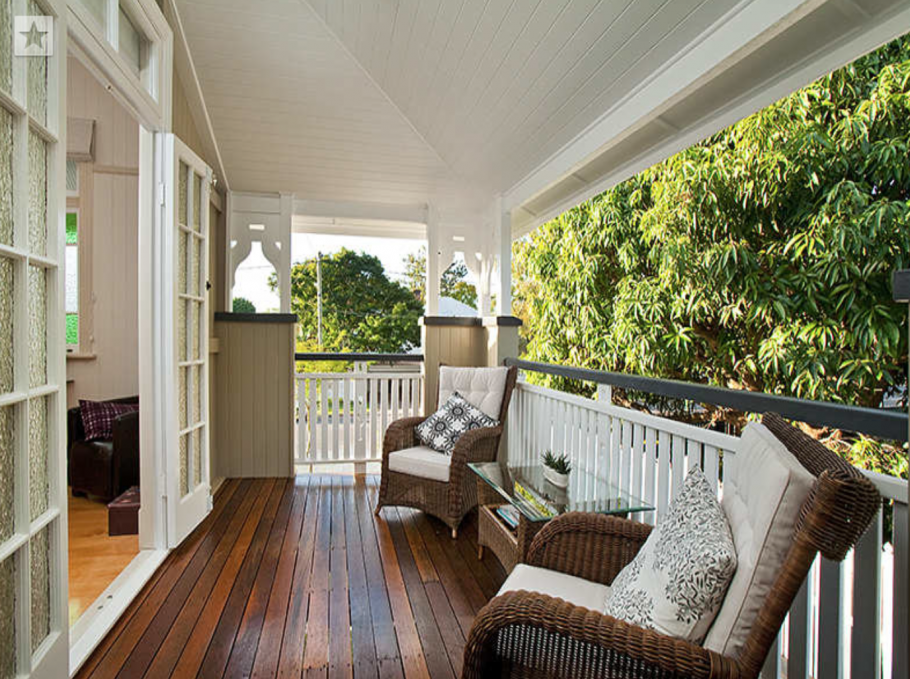 Узкая веранда на даче