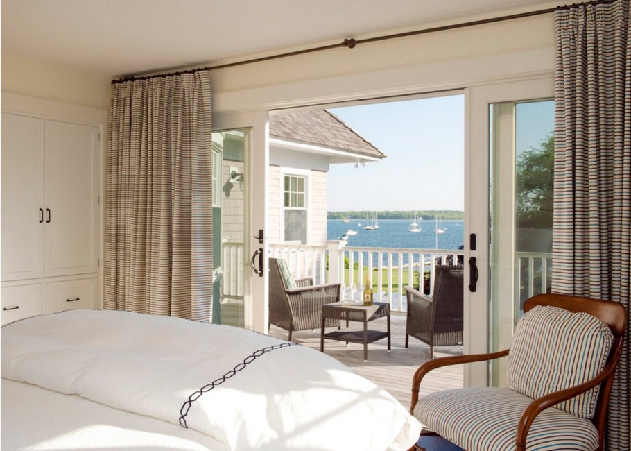 Спальня с дверью на балкон