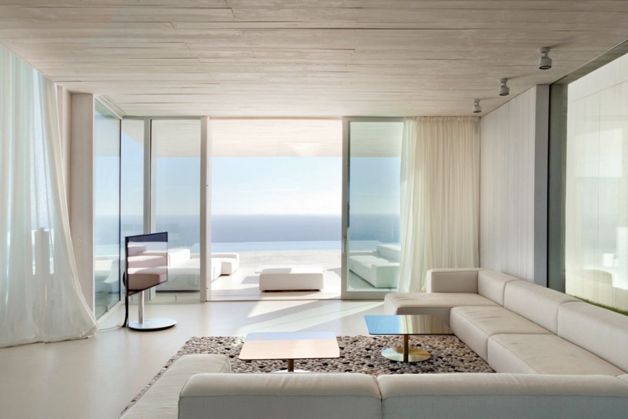 Спальня в белых тонах с яркими акцентами