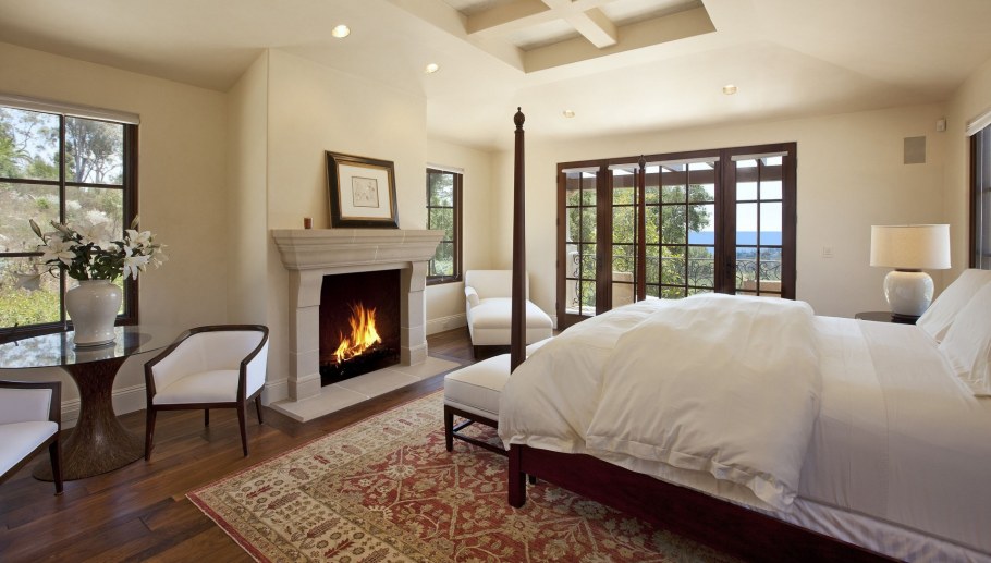 Электрокамин в спальне