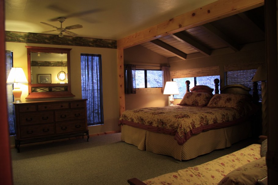 Интерьер спальни в коттедже