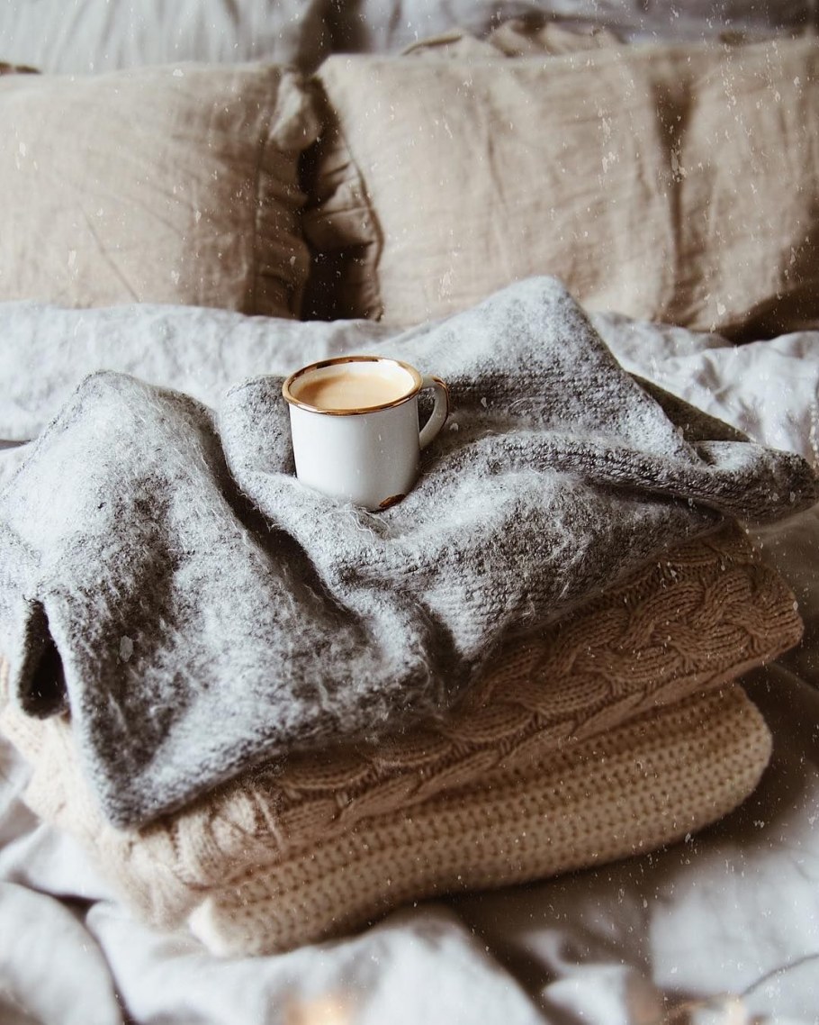 Уютная комната с окном