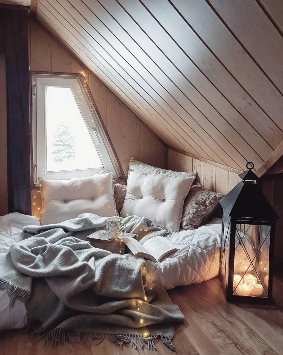 Плед на подоконнике