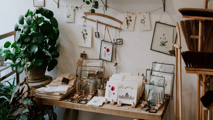 Многоэтажный дом ночью