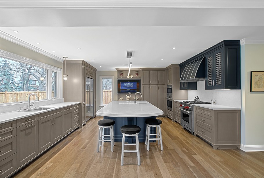 Кухня в американском стиле с телевизором