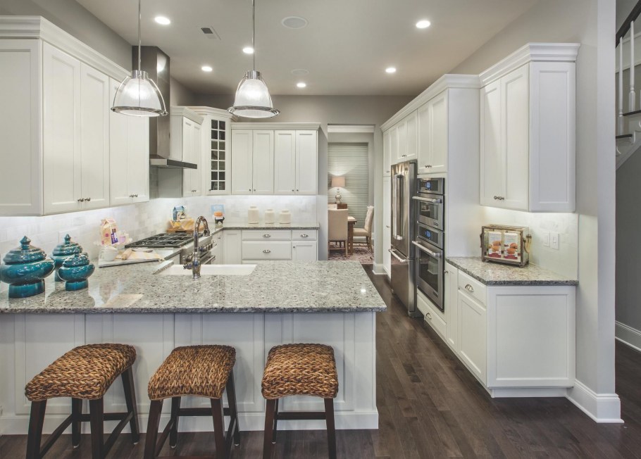 Большая кухня в американском стиле