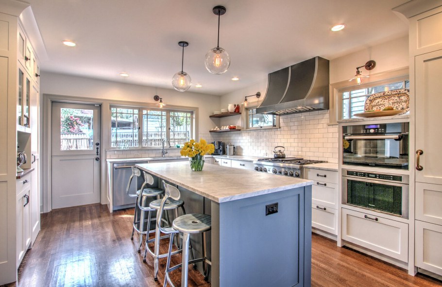 Белая кухня в американском стиле