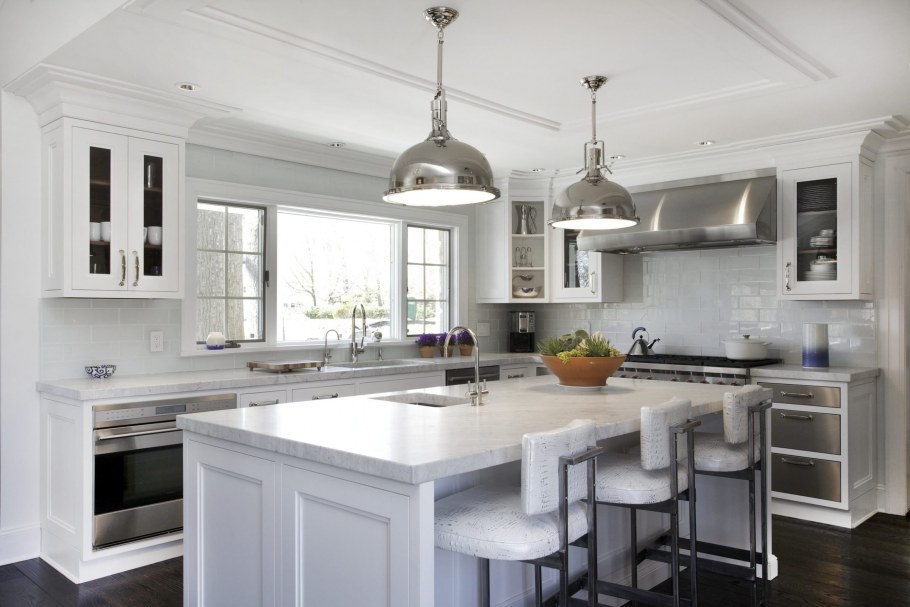 Белая кухня в американском стиле