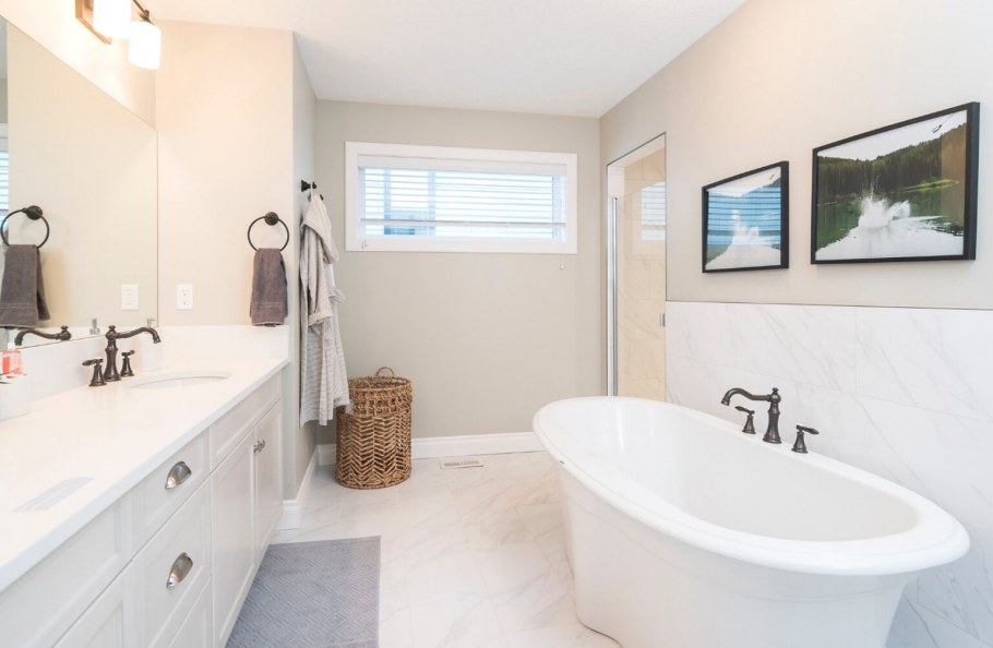 Покраска стен в ванной вместо плитки