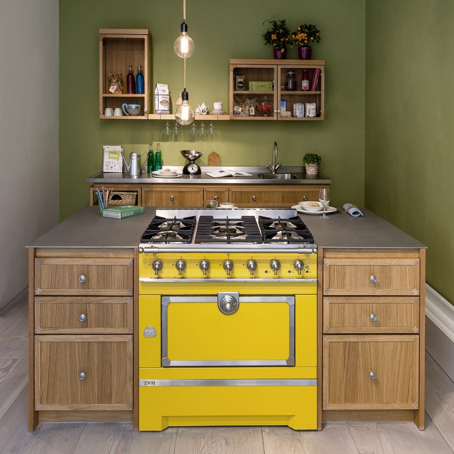 Отдельностоящая плита в кухонном гарнитуре