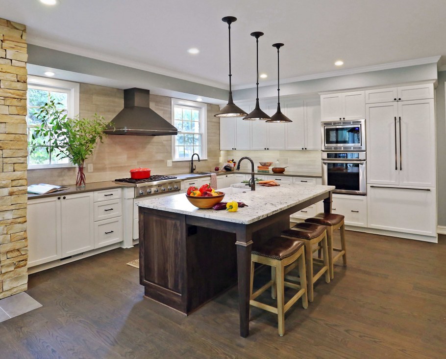 Кухня с островом на даче