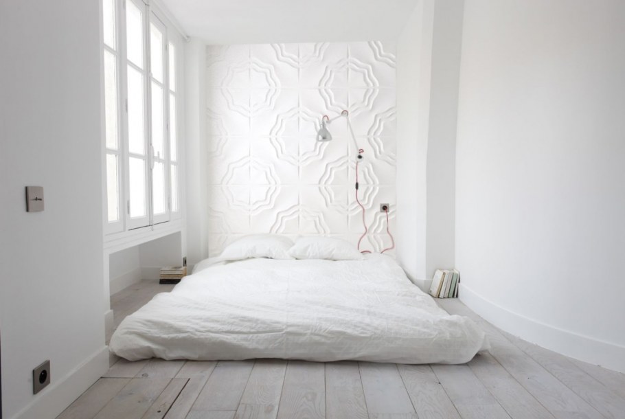 Гостиная с белыми стенами