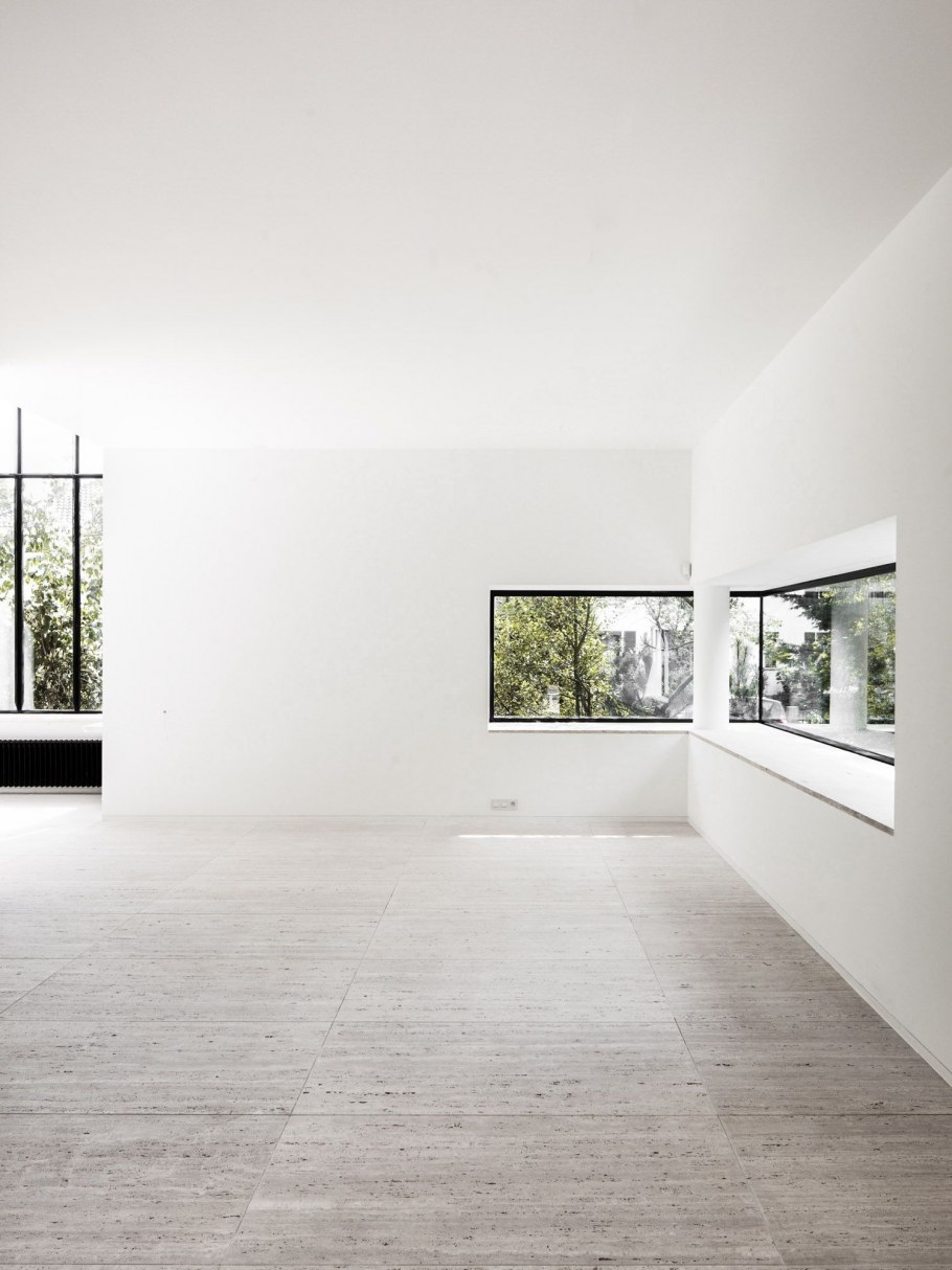 Деревянная комната без мебели