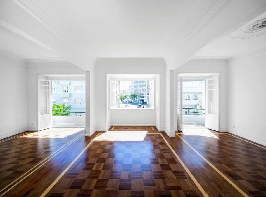 Белая стена